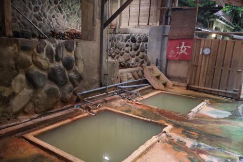 塩原温泉郷・塩の湯「明賀屋本館」に宿泊して温泉と食事を楽しむ