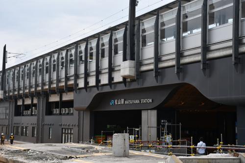 松山駅はまだ改装中
