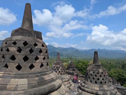 ボルブドゥール寺院を目指して　インドネシア　ジョグジャカルタ　４泊７日　シンガポール乗り継ぎおまけ付き