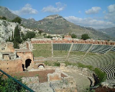 エトナ山を望むギリシャ劇場