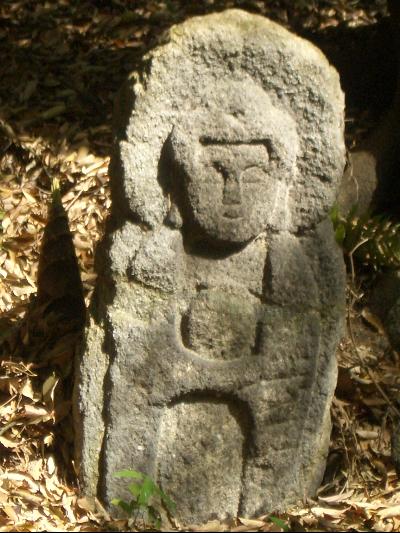 石峰寺　羅漢さんと桜