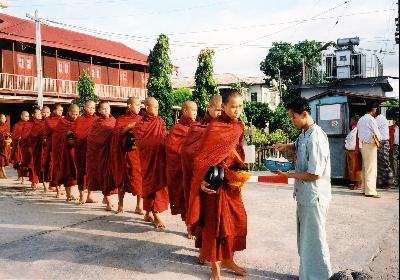 微笑みとロンジー