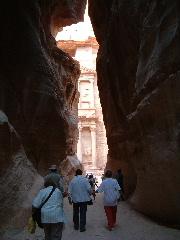 ぺトラ遺跡とアカバの夜景。