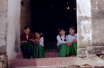 ミャンマーの古都をバスと船で巡る