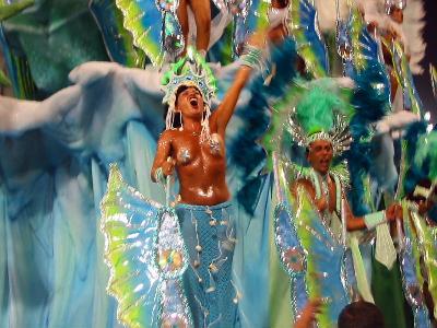 カーニバルの熱気を感じ取ってください