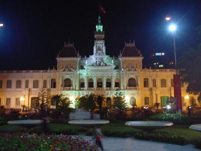ホーチミン人民委員会庁舎の夜景