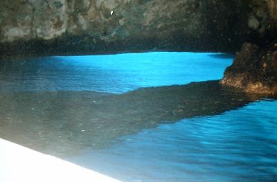 美し、アドリア海小島の「青の洞窟」