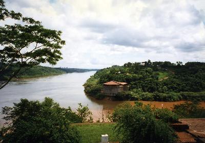 アルゼンチンの扉　三国国境点