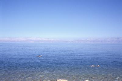 死海で泥全身パックしてきました！