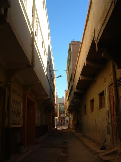 石を売り買いする男達あるいはラバ