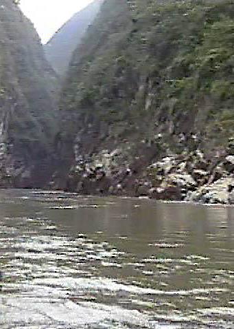 中国・長江三峡下りの旅【２】　船を曳く神農渓と神女峰が聳える巫峡