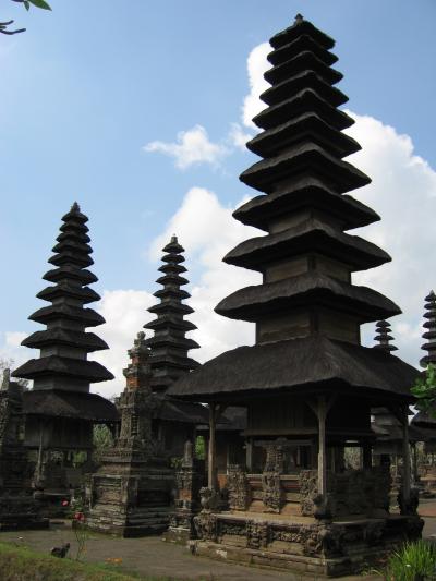 Bali2005 悠々-5　タマンアユン寺院  2番目に大きな名刹　☆多重塔-メル-10基が並び