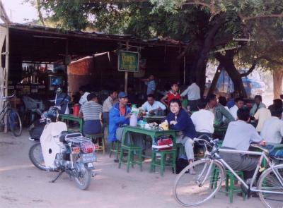 ミャンマーの町でおなじみのカフェも地方にいくとこんなです。