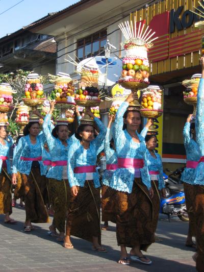 Bali2005魅美-7　オダラン 寺院創立記念の祭列 ☆ハレの装い/供物を運ぶ人々との出合い