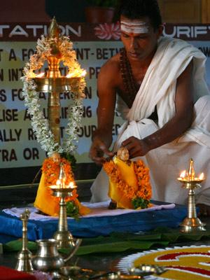 インド・ヒンドゥ教の聖地。Ｐｕｊａ（儀式）について