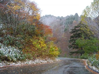 照葉峡と坤六峠の紅葉狩りに初雪が降る。