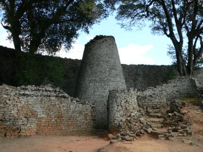 ジンバブエの旅（１）・・ショナ族モノモタベ王国のグレートジンバブエ遺跡を訪ねて