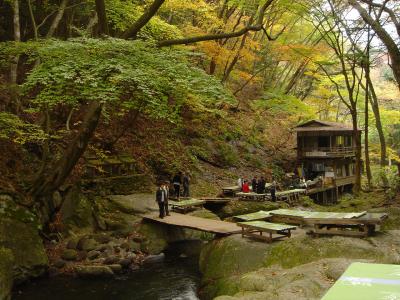 紅葉に包まれた塩原温泉