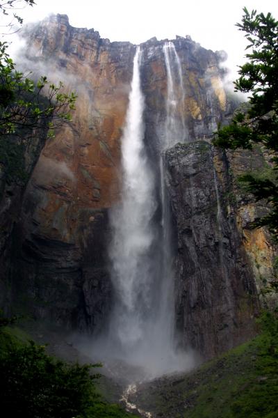 ギアナ高地からオラ！　（３）エンジェルフォールを真下から見上げる。