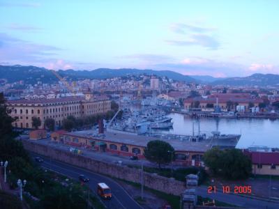 イタリア最大の商業港　ラ・スペツィアの夕暮れ