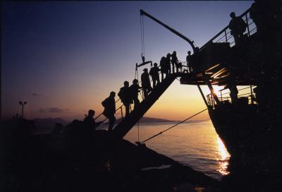 地球の島めぐり：サロニコス諸島・エギナ島＝港の夕日