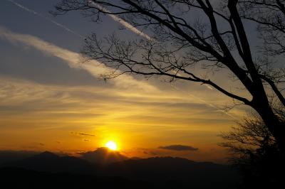 高尾山　富士山の向こうに沈む夕陽