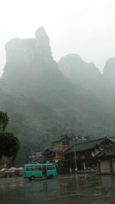 雨にけぶる湖南省湘西の苗族の村Dehan