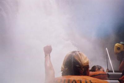 Vamos! びしょぬれ!イグアスの滝 壷突入ポートクルーズ