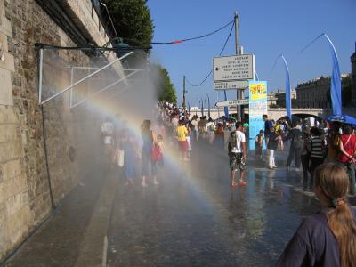 ７月下旬のパリはどこもかしこも、人の波だぉ～。。。。。ｼｸｼｸ