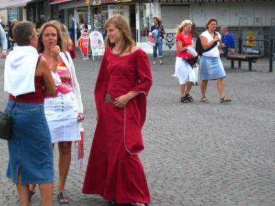 、お祭りは、中世の衣装で町を闊歩よぉ～ん