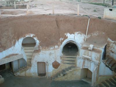 ベルベル人の横穴住居を見学