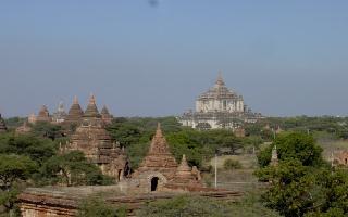 遺跡、遺跡、遺跡のバガン