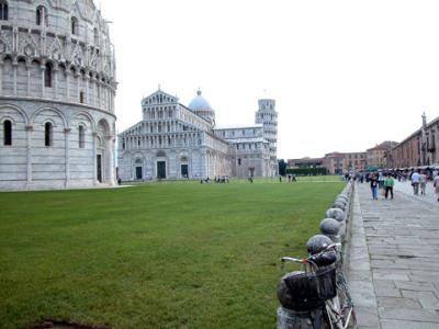 イタリア旅行?ピサ・斜塔につられて傾き写真