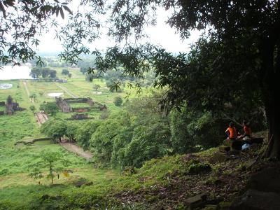 赤茶けた壁とトンボあるいは赤い服の少女達