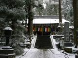 高野山で初雪を拝む