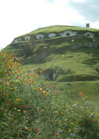 『ホビットン(Hobbiton)で映画の舞台に入り込む』その他の観光地 お歳暮 タンブラーとビール瓶のセットです。 ホビット庄(Hobbiton)限定 彫刻/オブジェクト