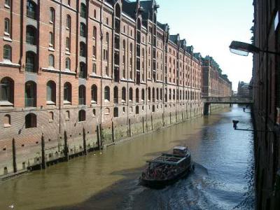 運河に面する倉庫にハンブルクのエネルギーを感じる。