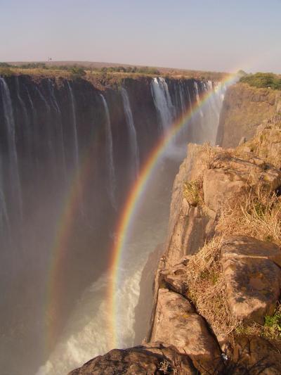 ようこそジンバブエ。弐重の虹がかかる、ビクトリア滝。