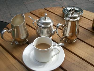 ヘルシンキの街は歩道のカフェでお茶に限る