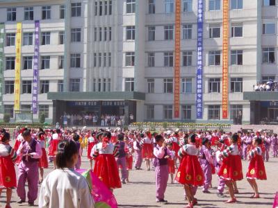 延吉　来賓を迎え　小学生が踊ります。