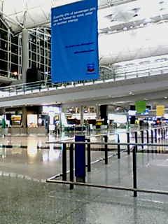 空港のベンチは、ヘブンリーベッド