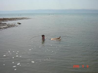 死海でぷかぷか