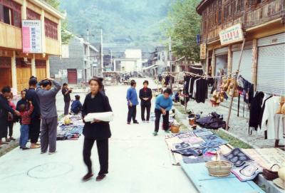 2001年秋の黔東南州肇興の民族工芸品市場
