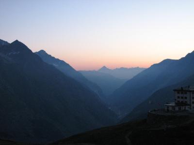 スイスアルプス絶景ハイキングその６１　リッフェルベルグよりマッター谷の朝景色を眺める