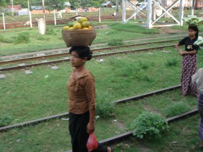 ?祈りの国　ミャンマー☆　ミャンマーの車窓から