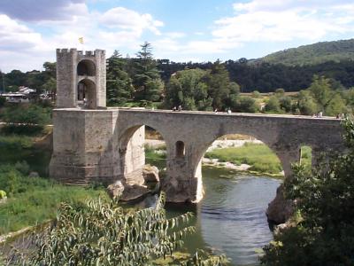 ベサル観光（中世の町並み、橋）
