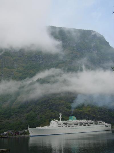 ソグネフィルョルドは遠い。列車がベターと身にしみた。