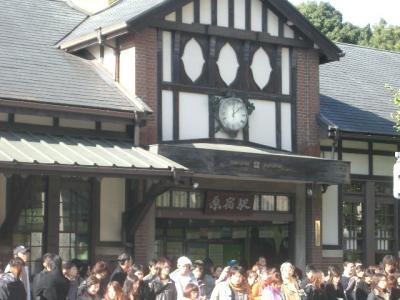 クラッシックな原宿駅と現代の象徴の竹下通り