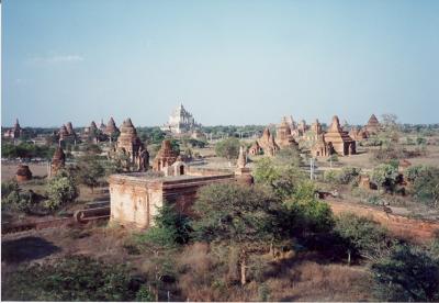 ミャンマーの旅。　パガンのパゴダ群。