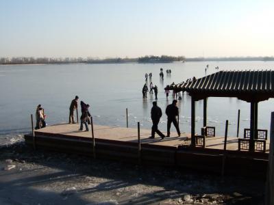 凍った人造湖上を歩く